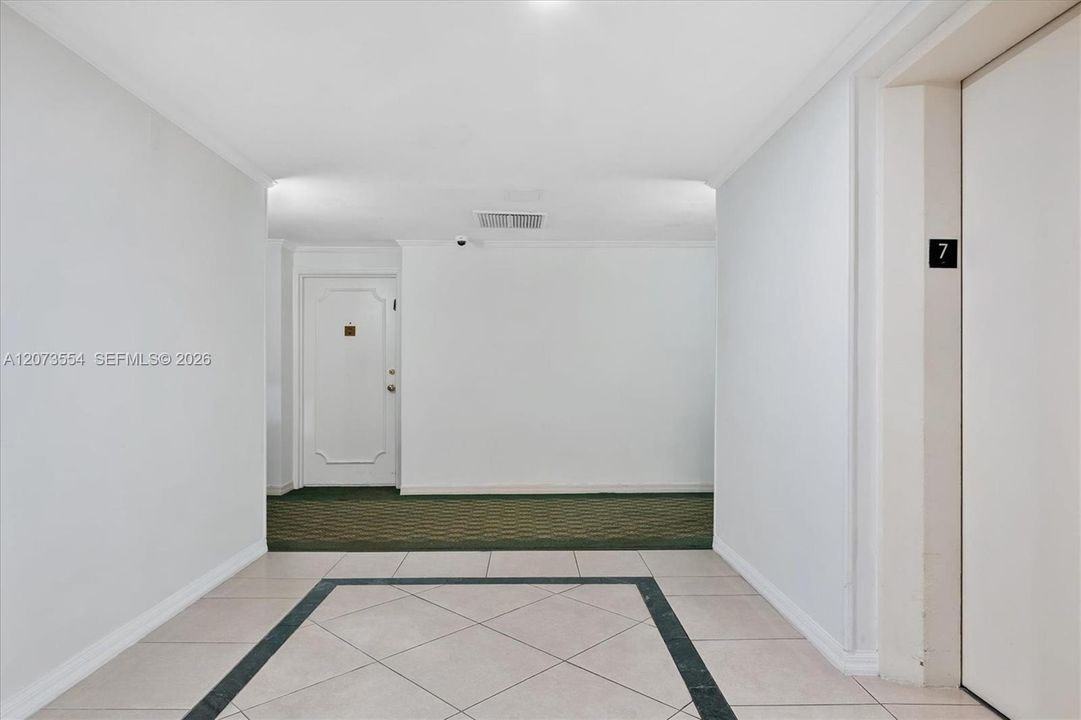 For Sale: $375,000 (1 beds, 1 baths, 787 Square Feet)