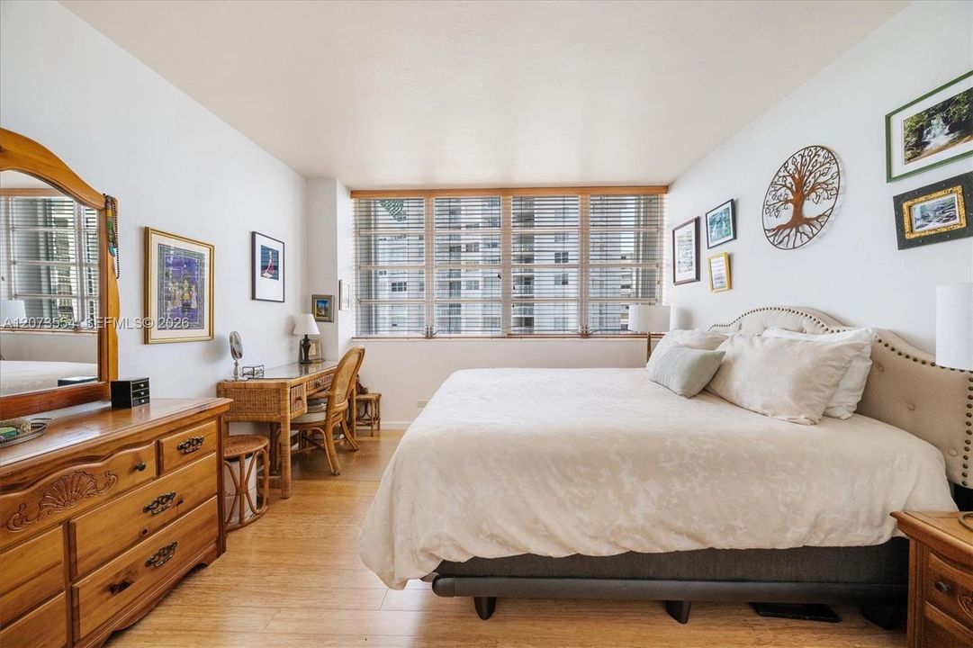 For Sale: $375,000 (1 beds, 1 baths, 787 Square Feet)