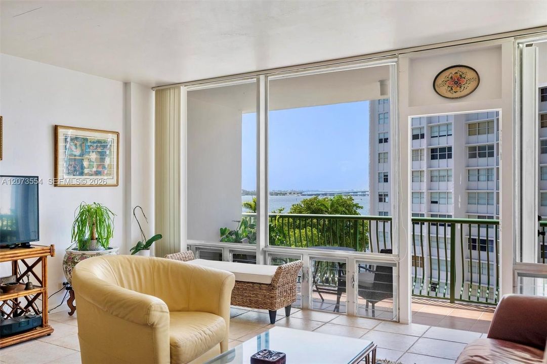 For Sale: $375,000 (1 beds, 1 baths, 787 Square Feet)