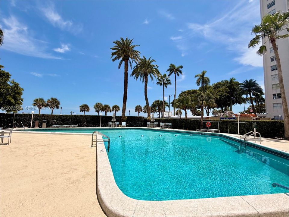 For Sale: $375,000 (1 beds, 1 baths, 787 Square Feet)