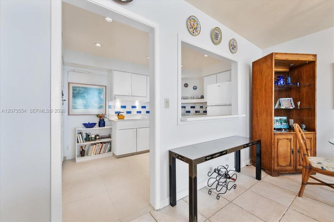 For Sale: $375,000 (1 beds, 1 baths, 787 Square Feet)