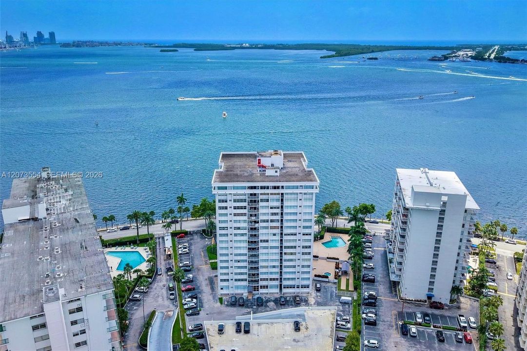 For Sale: $375,000 (1 beds, 1 baths, 787 Square Feet)