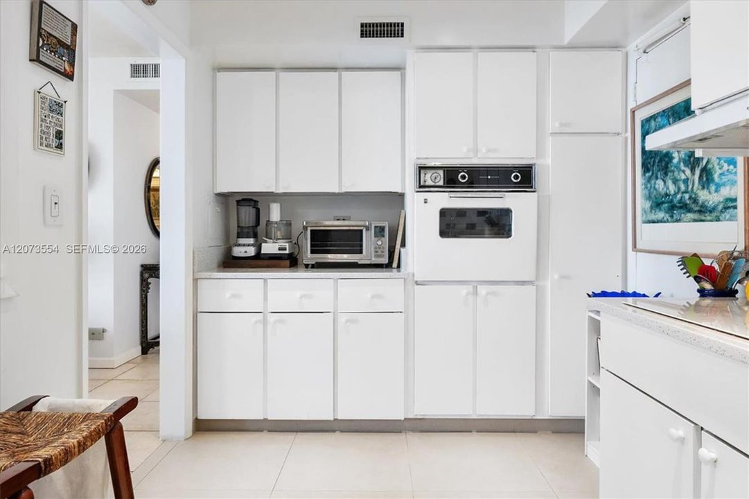 For Sale: $375,000 (1 beds, 1 baths, 787 Square Feet)