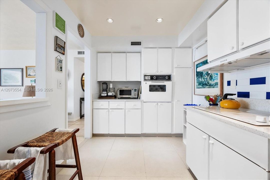 For Sale: $375,000 (1 beds, 1 baths, 787 Square Feet)