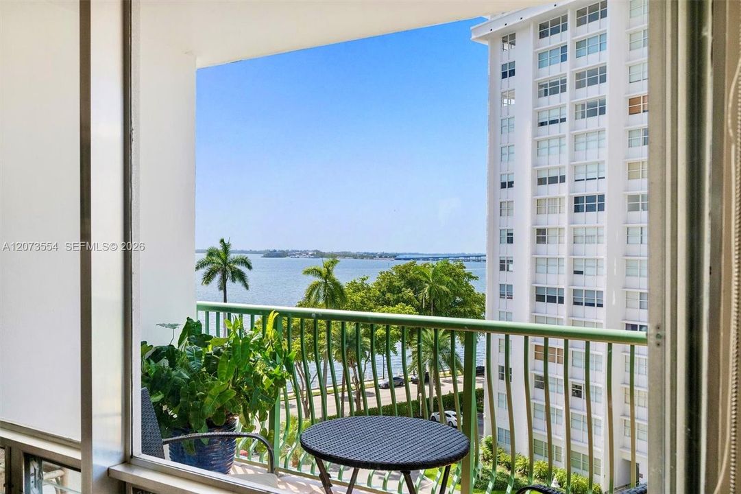 For Sale: $375,000 (1 beds, 1 baths, 787 Square Feet)