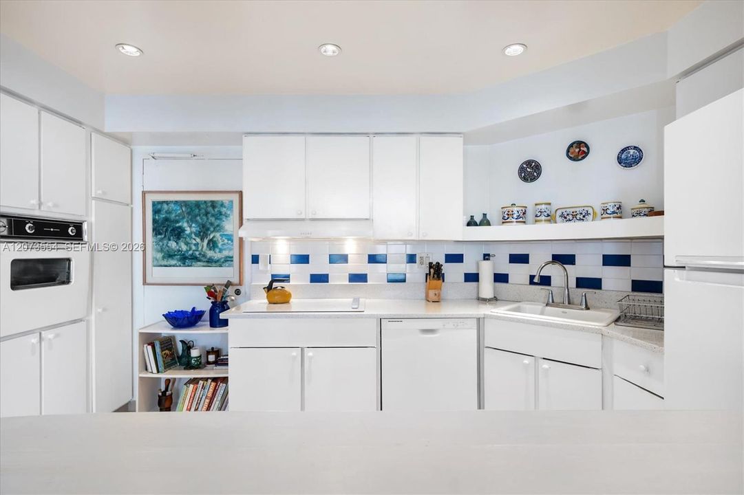 For Sale: $375,000 (1 beds, 1 baths, 787 Square Feet)