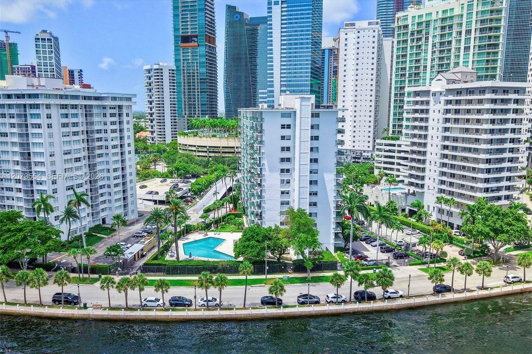 For Sale: $375,000 (1 beds, 1 baths, 787 Square Feet)