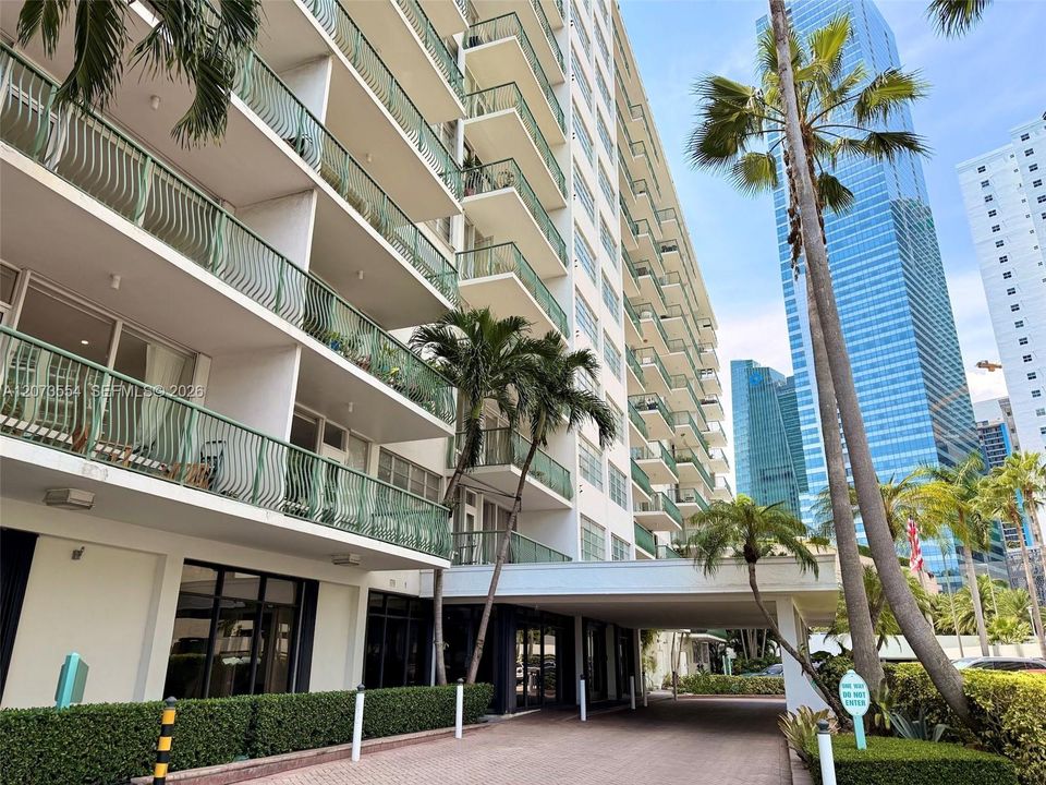 For Sale: $375,000 (1 beds, 1 baths, 787 Square Feet)