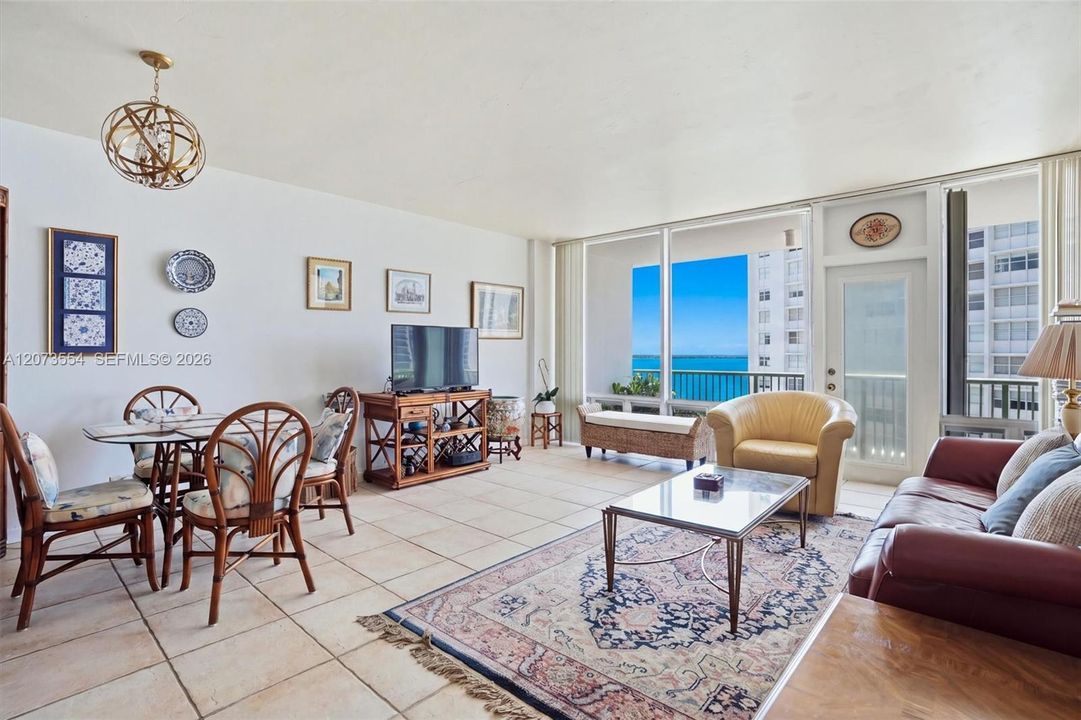 For Sale: $375,000 (1 beds, 1 baths, 787 Square Feet)