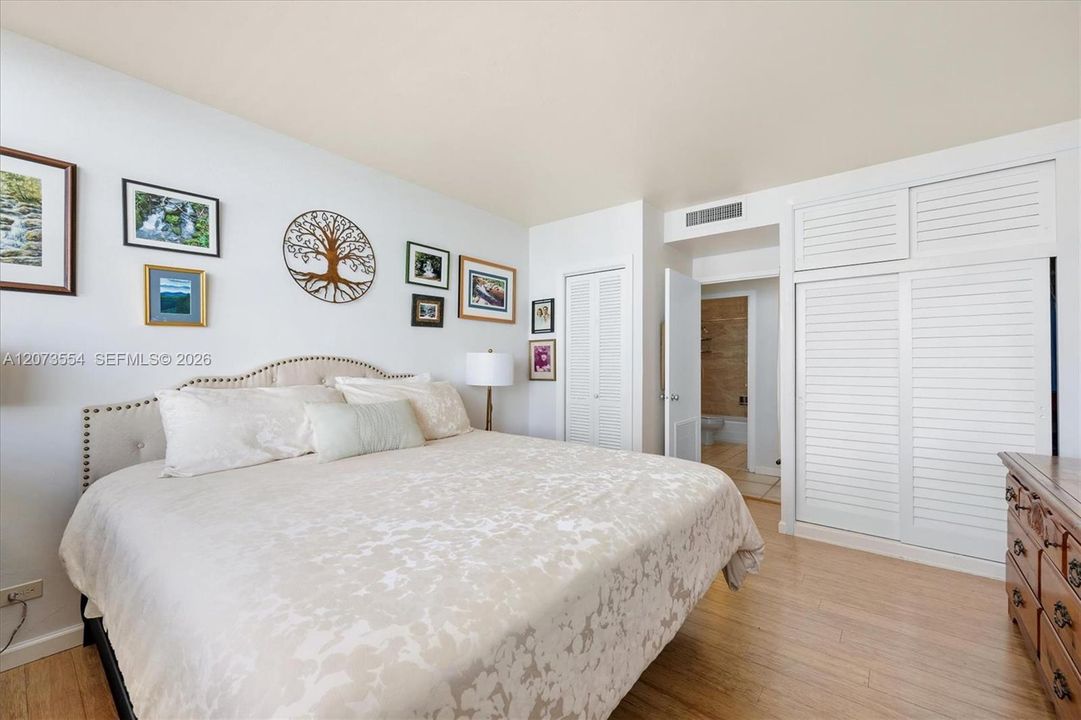 For Sale: $375,000 (1 beds, 1 baths, 787 Square Feet)