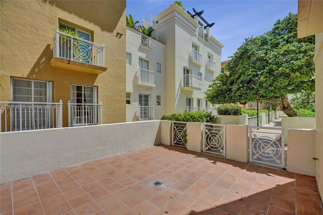 For Sale: $899,000 (2 beds, 2 baths, 1100 Square Feet)