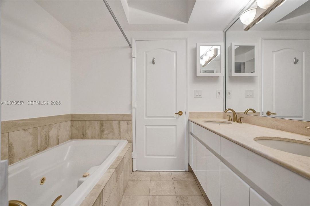 For Sale: $899,000 (2 beds, 2 baths, 1100 Square Feet)