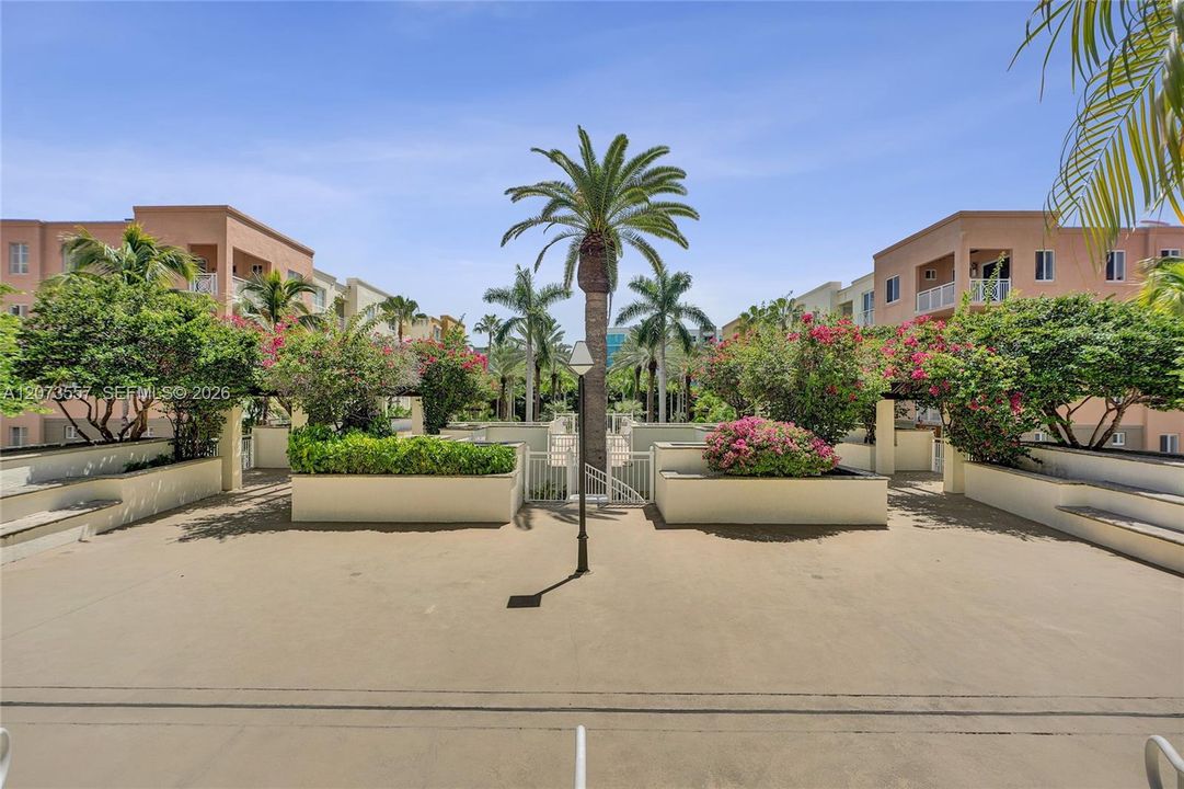 For Sale: $899,000 (2 beds, 2 baths, 1100 Square Feet)