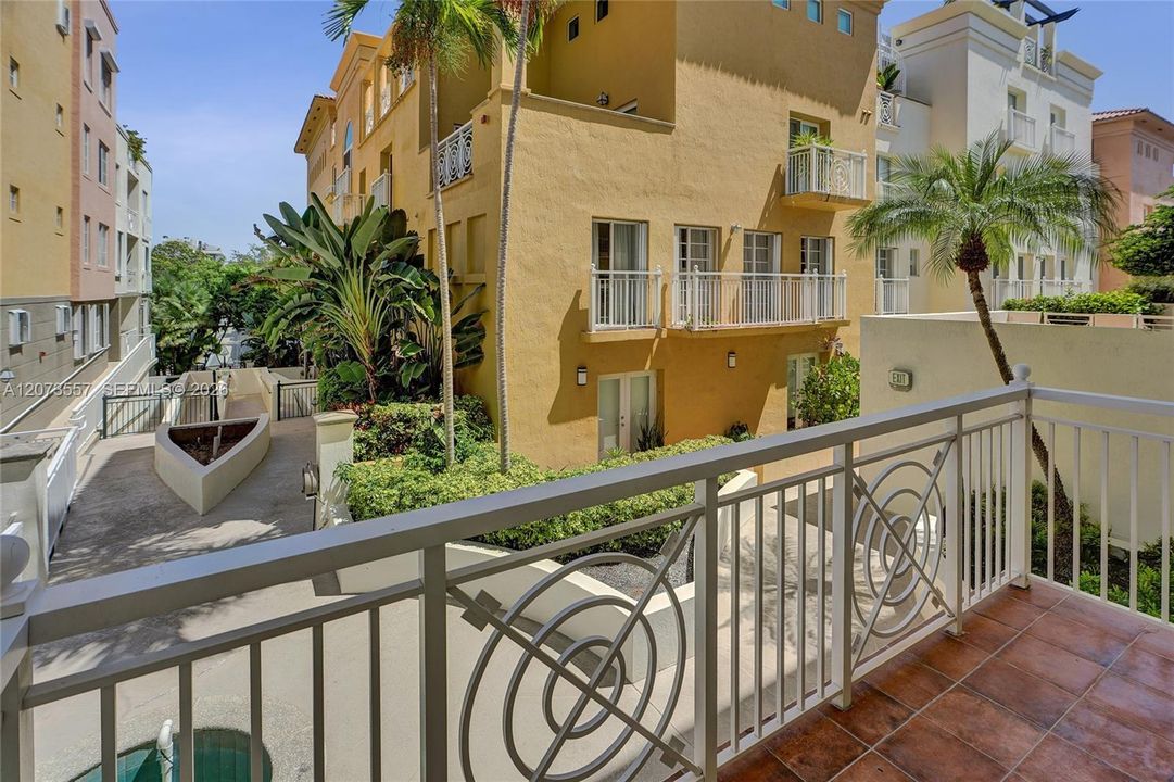 For Sale: $899,000 (2 beds, 2 baths, 1100 Square Feet)