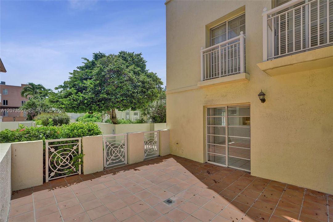 For Sale: $899,000 (2 beds, 2 baths, 1100 Square Feet)