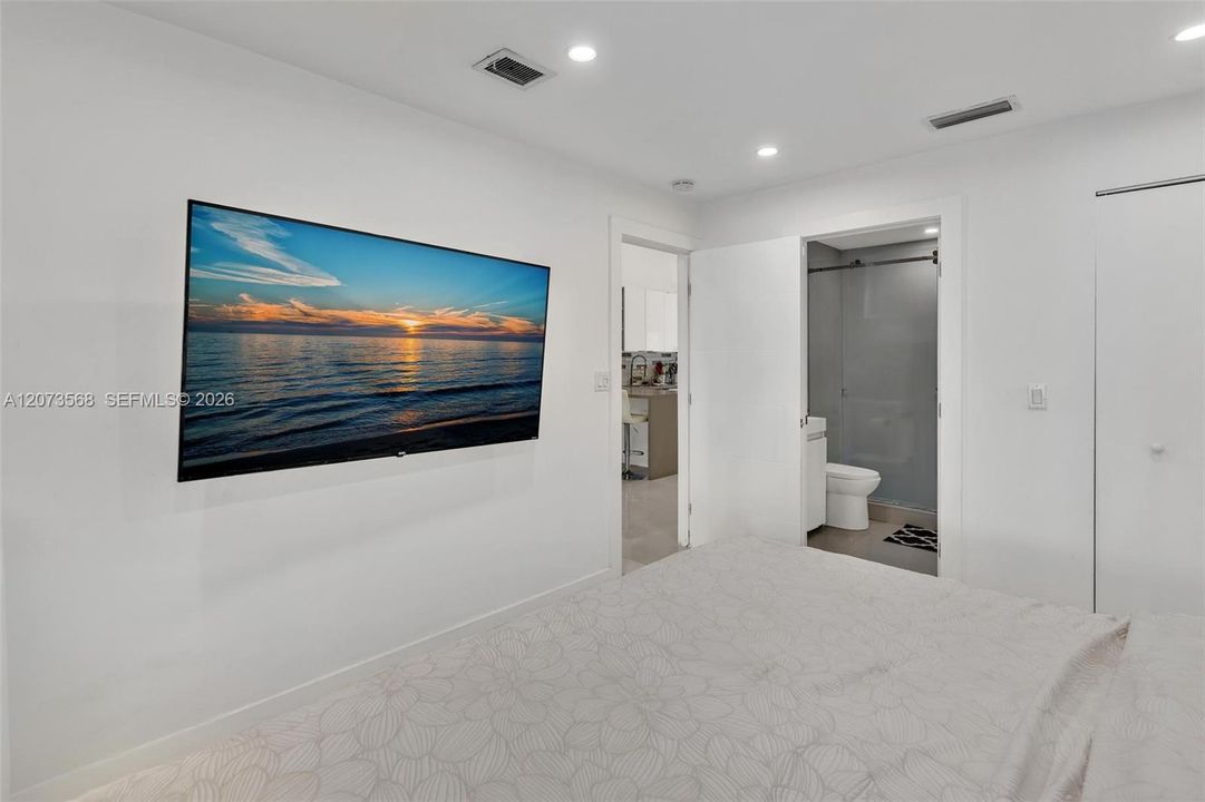 For Rent: $4,000 (2 beds, 2 baths, 1064 Square Feet)