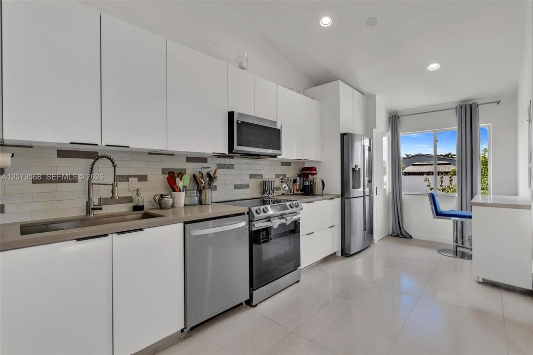 For Rent: $4,000 (2 beds, 2 baths, 1064 Square Feet)