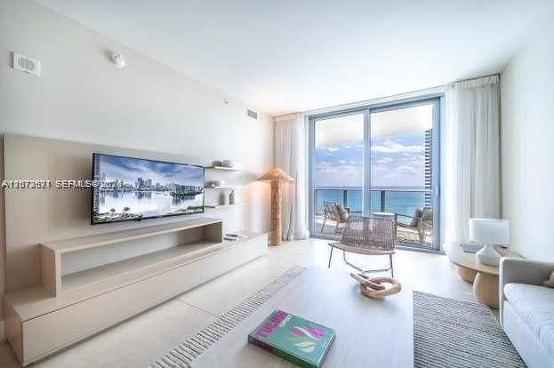 For Rent: $6,500 (1 beds, 1 baths, 852 Square Feet)