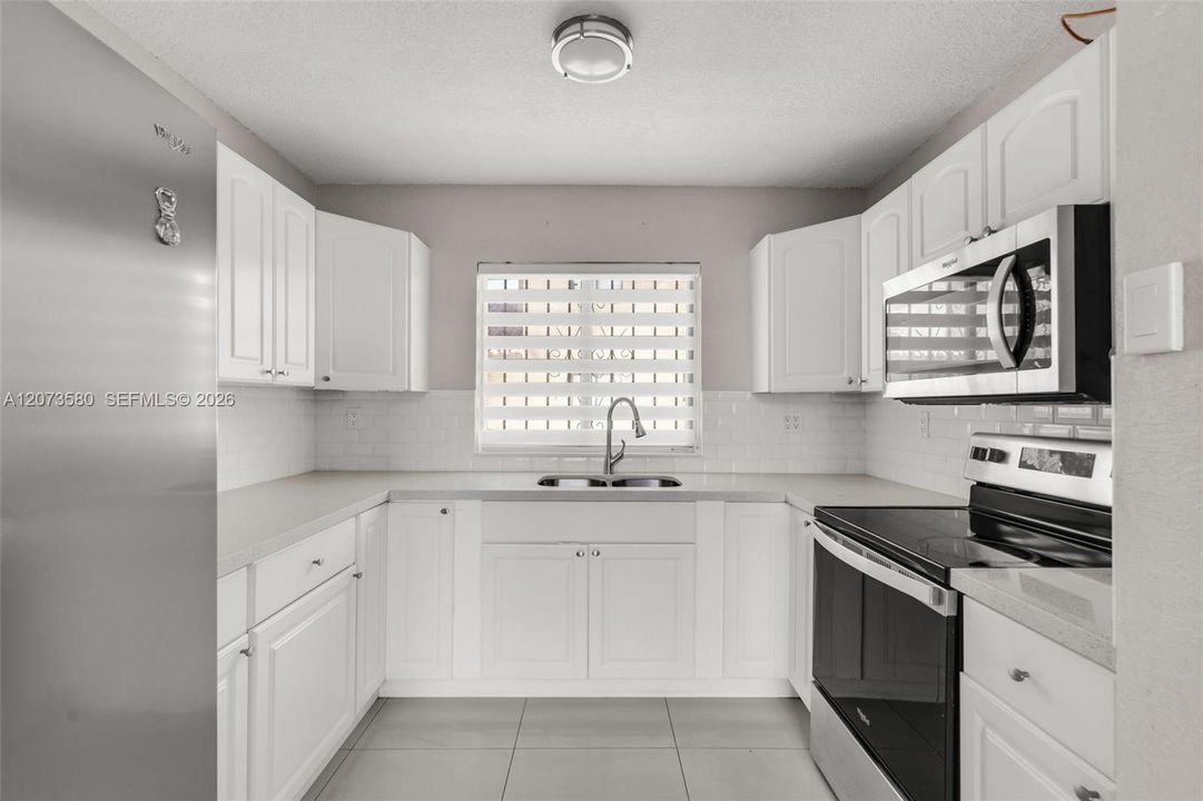 For Rent: $2,500 (3 beds, 2 baths, 972 Square Feet)