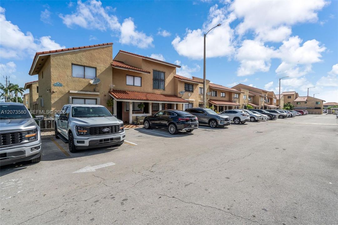 For Rent: $2,500 (3 beds, 2 baths, 972 Square Feet)