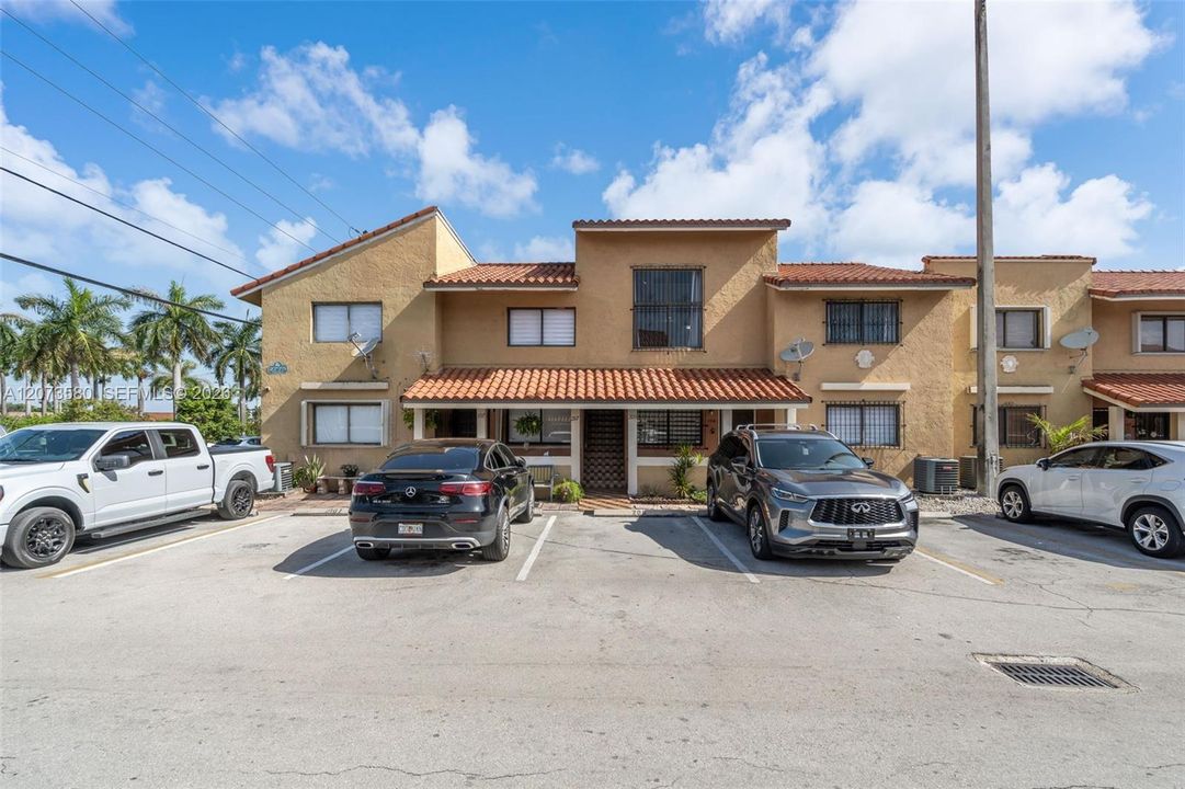 For Rent: $2,500 (3 beds, 2 baths, 972 Square Feet)