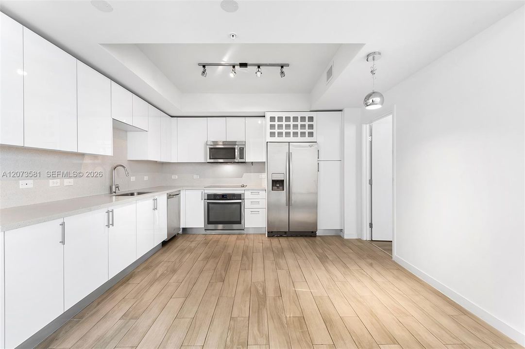 For Rent: $3,200 (1 beds, 1 baths, 760 Square Feet)