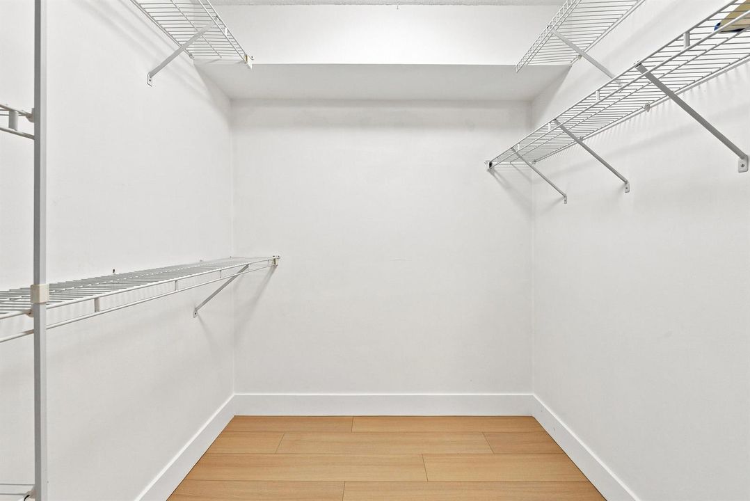 19_walk-in closet