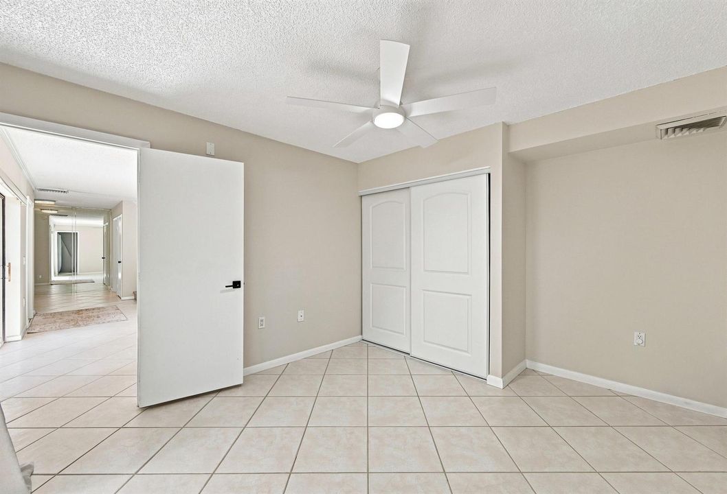 28_bedroom