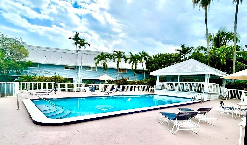 For Rent: $4,450 (2 beds, 1 baths, 875 Square Feet)