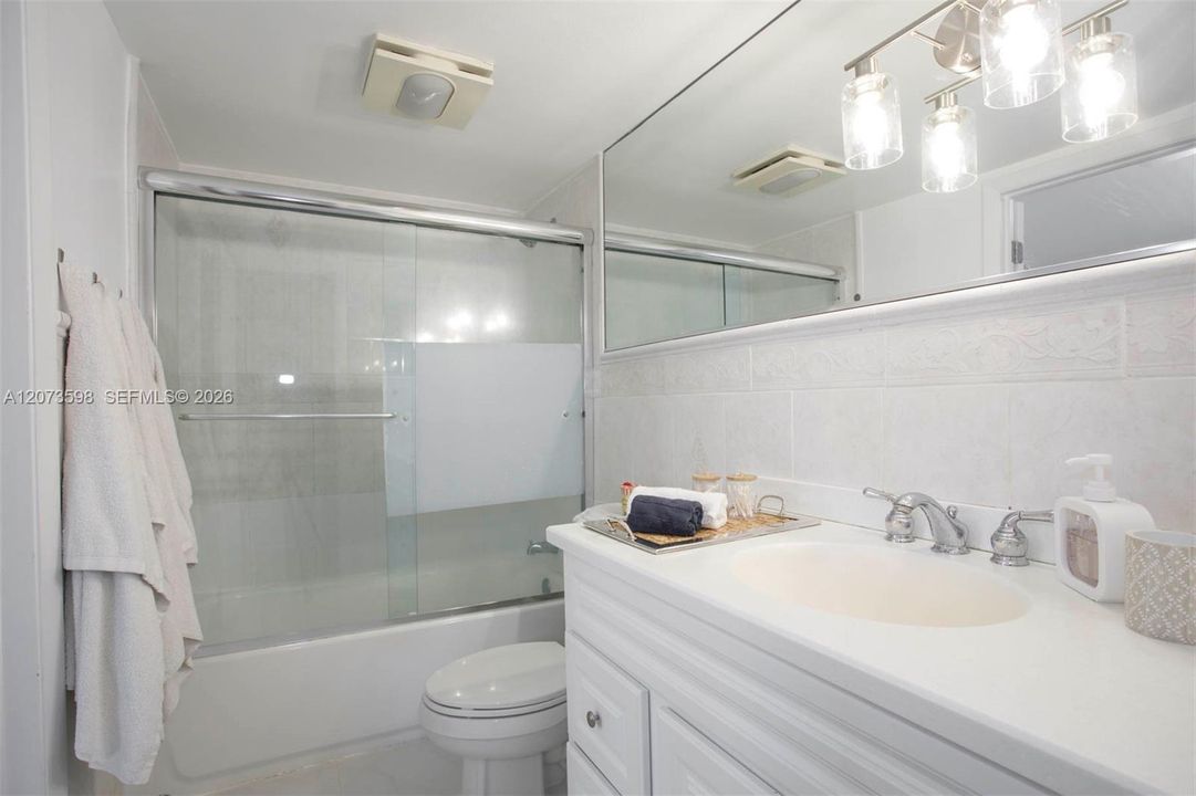 For Rent: $4,450 (2 beds, 1 baths, 875 Square Feet)
