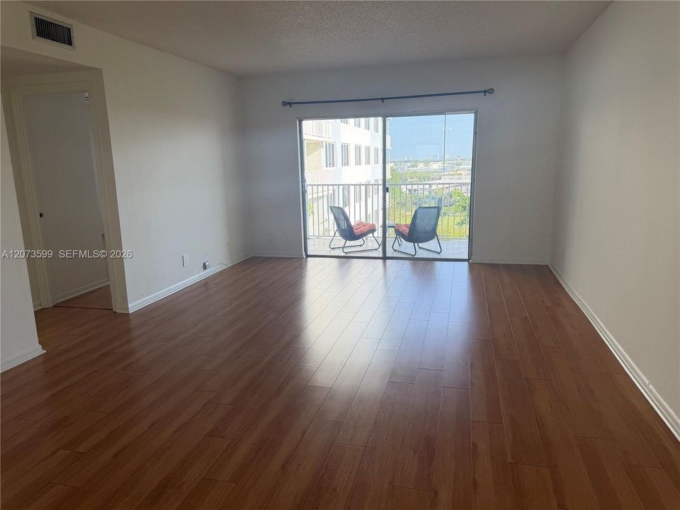For Rent: $1,790 (1 beds, 1 baths, 844 Square Feet)