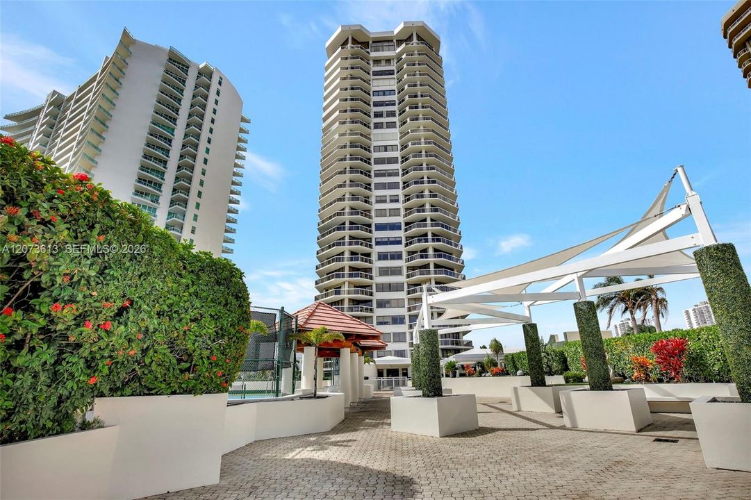 For Rent: $3,950 (2 beds, 2 baths, 1240 Square Feet)