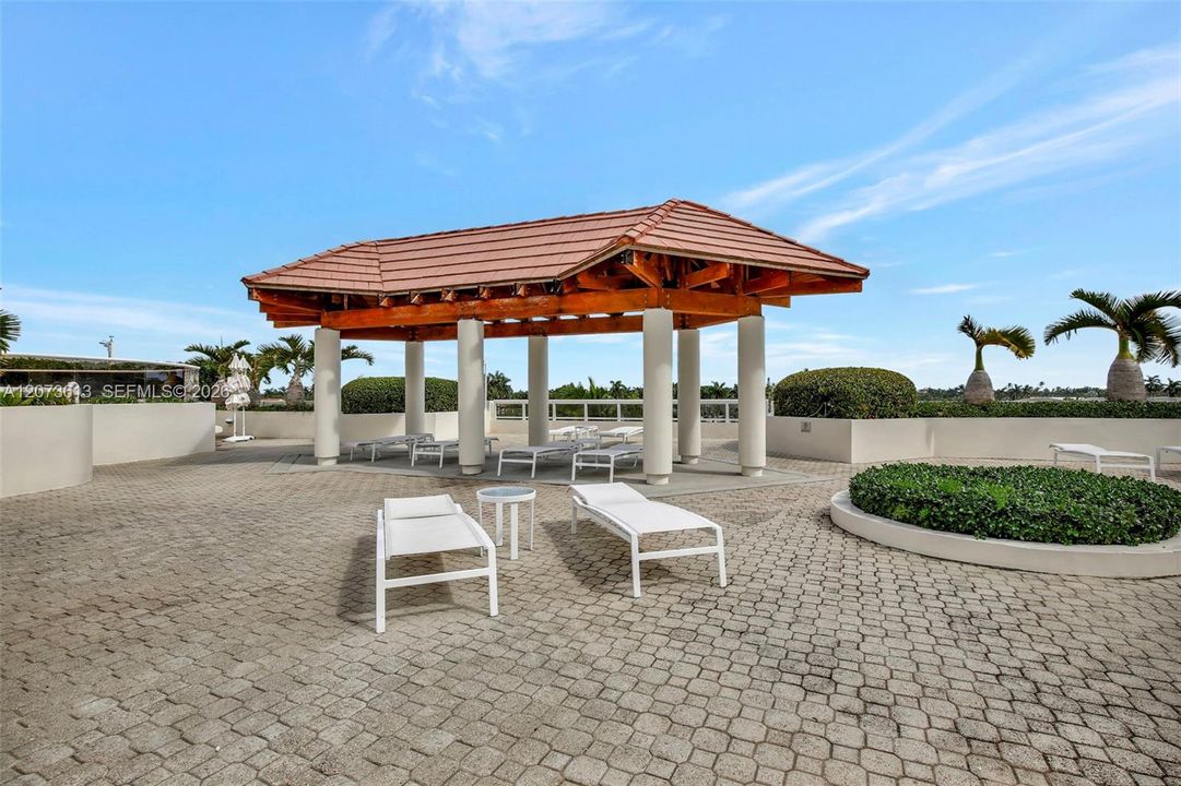 For Rent: $3,950 (2 beds, 2 baths, 1240 Square Feet)