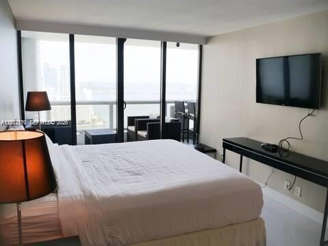 В аренду: $6,000 (4 спален, 3 ванн, 1739 Квадратных фут)