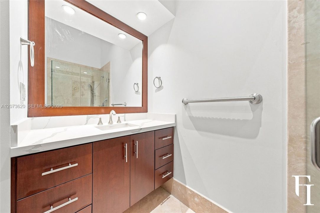 For Rent: $5,200 (1 beds, 2 baths, 1117 Square Feet)