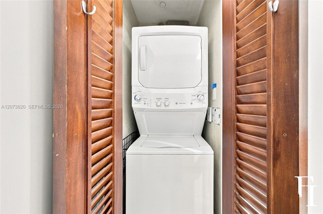 For Rent: $5,200 (1 beds, 2 baths, 1117 Square Feet)