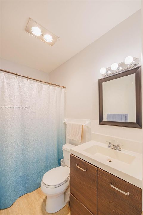 For Rent: $1,700 (1 beds, 1 baths, 727 Square Feet)