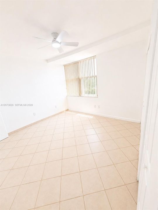 В аренду: $2,300 (2 спален, 1 ванн, 700 Квадратных фут)