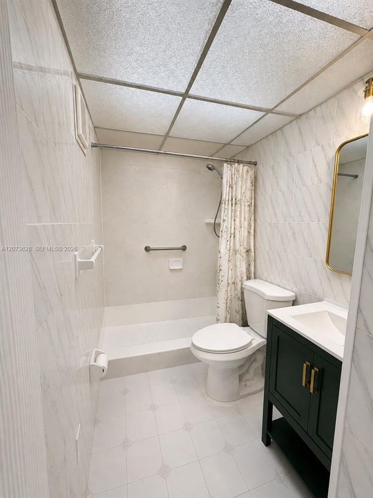 В аренду: $2,300 (2 спален, 1 ванн, 700 Квадратных фут)