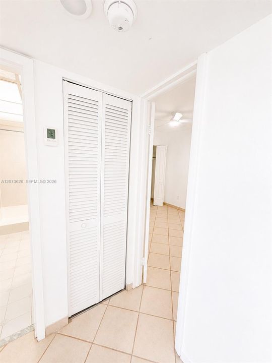 В аренду: $2,300 (2 спален, 1 ванн, 700 Квадратных фут)
