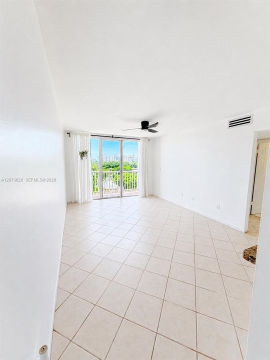 В аренду: $2,300 (2 спален, 1 ванн, 700 Квадратных фут)