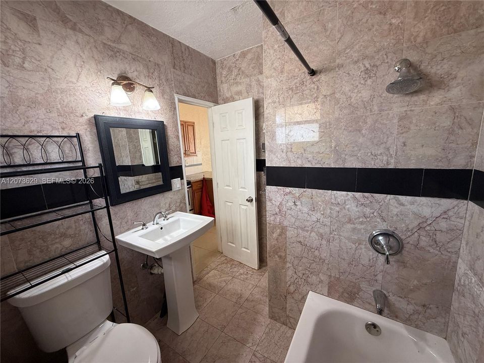 For Rent: $1,450 (0 beds, 1 baths, 1418 Square Feet)