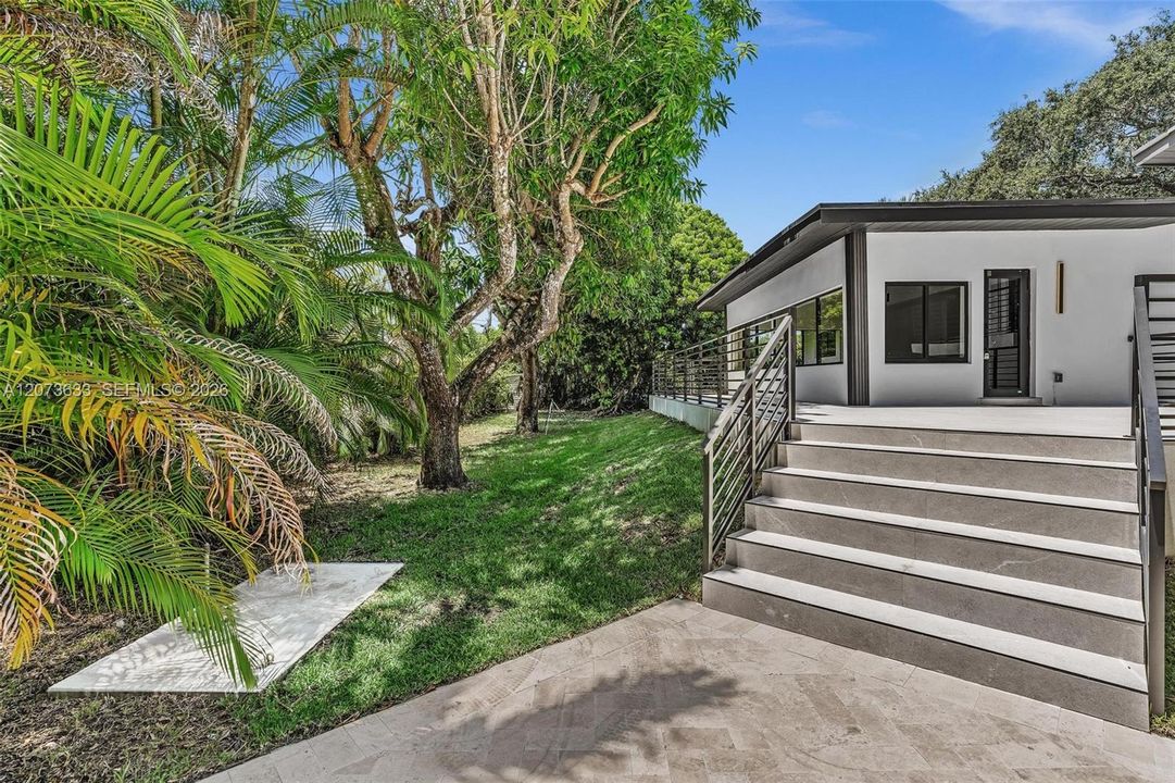 For Sale: $1,975,000 (3 beds, 2 baths, 2184 Square Feet)
