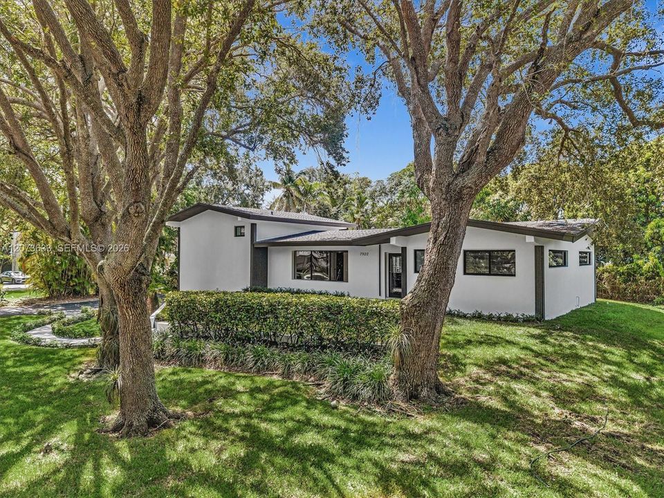 For Sale: $1,975,000 (3 beds, 2 baths, 2184 Square Feet)