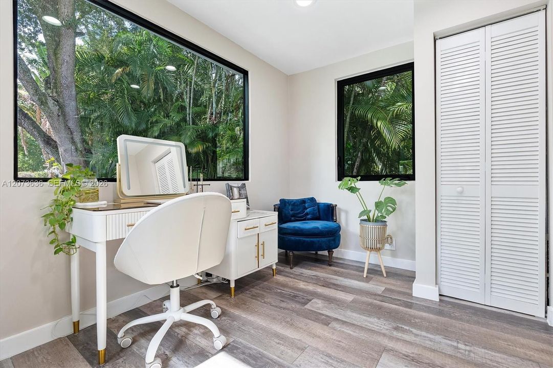 For Sale: $699,000 (3 beds, 2 baths, 1212 Square Feet)