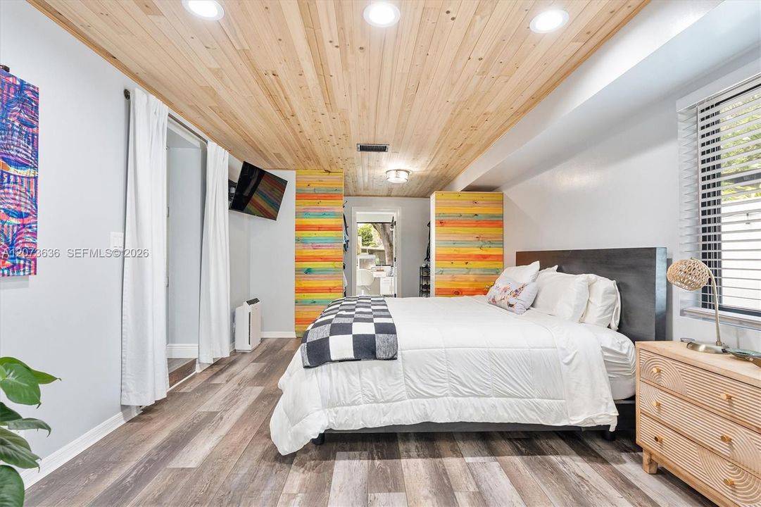 For Sale: $699,000 (3 beds, 2 baths, 1212 Square Feet)