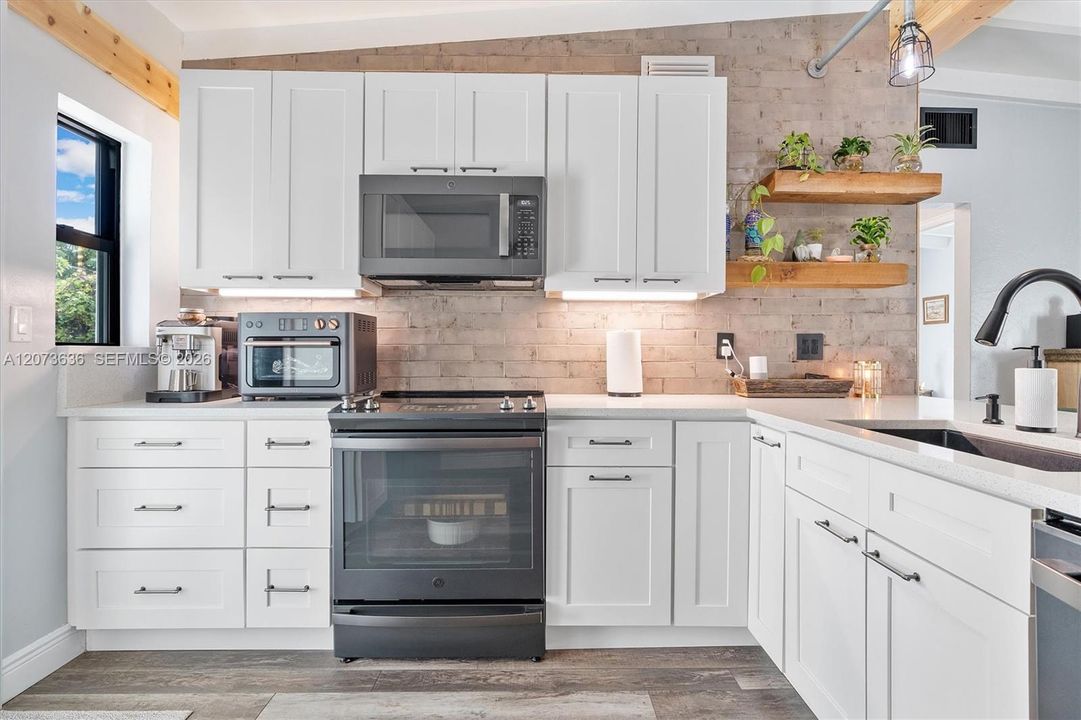 For Sale: $699,000 (3 beds, 2 baths, 1212 Square Feet)