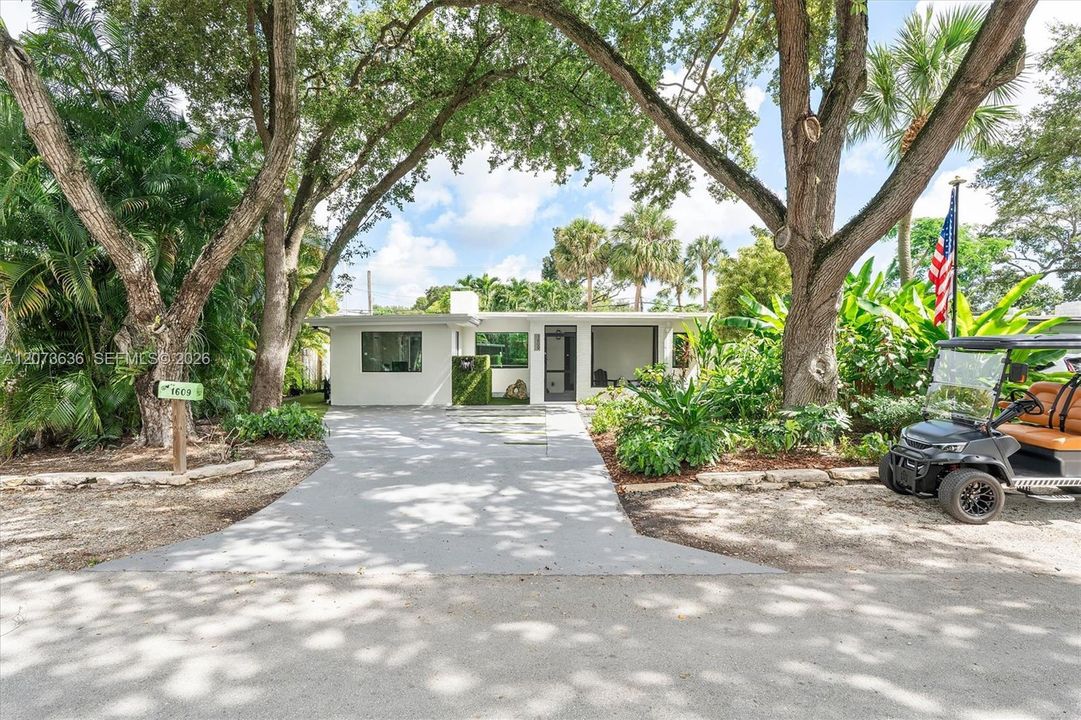 For Sale: $699,000 (3 beds, 2 baths, 1212 Square Feet)