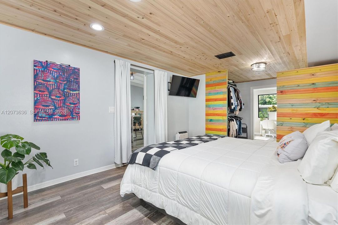 For Sale: $699,000 (3 beds, 2 baths, 1212 Square Feet)