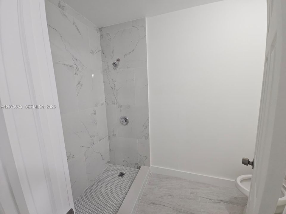 For Rent: $1,900 (1 beds, 1 baths, 960 Square Feet)